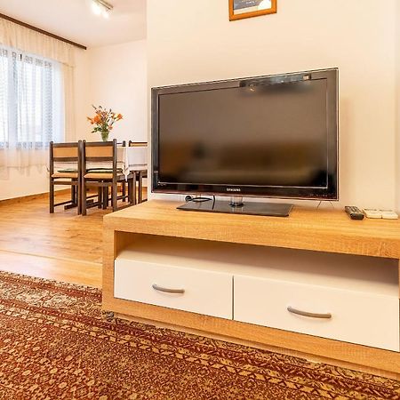 Apartments Jurina 2 クルク エクステリア 写真