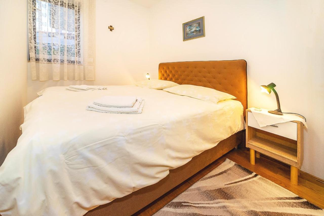 Apartments Jurina 2 クルク エクステリア 写真