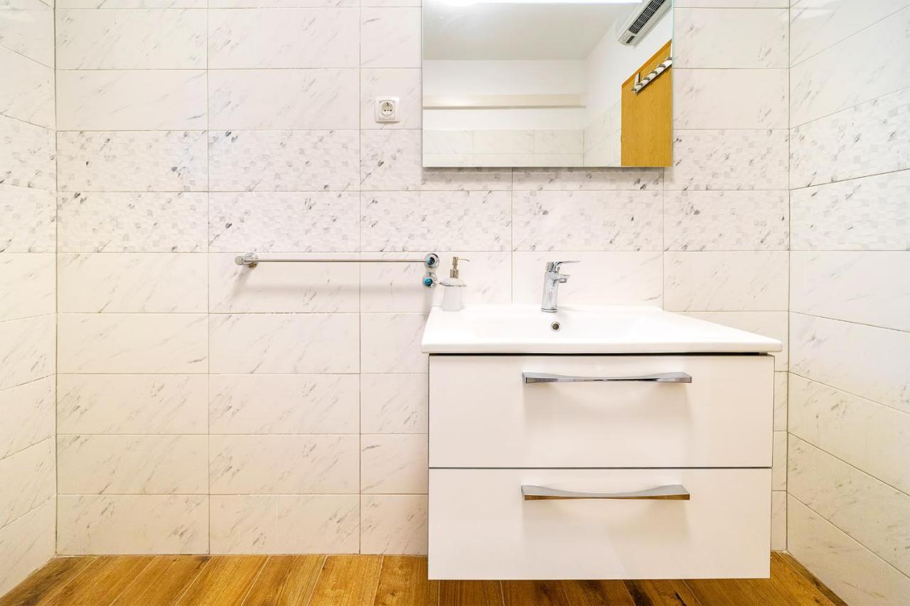 Apartments Jurina 2 クルク エクステリア 写真